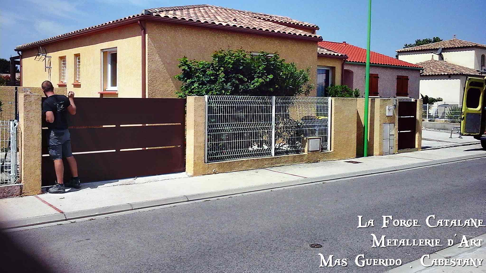 Portail coulissant moderne tole caissonnee fer Forge Catalane Cabestany (3).jpg